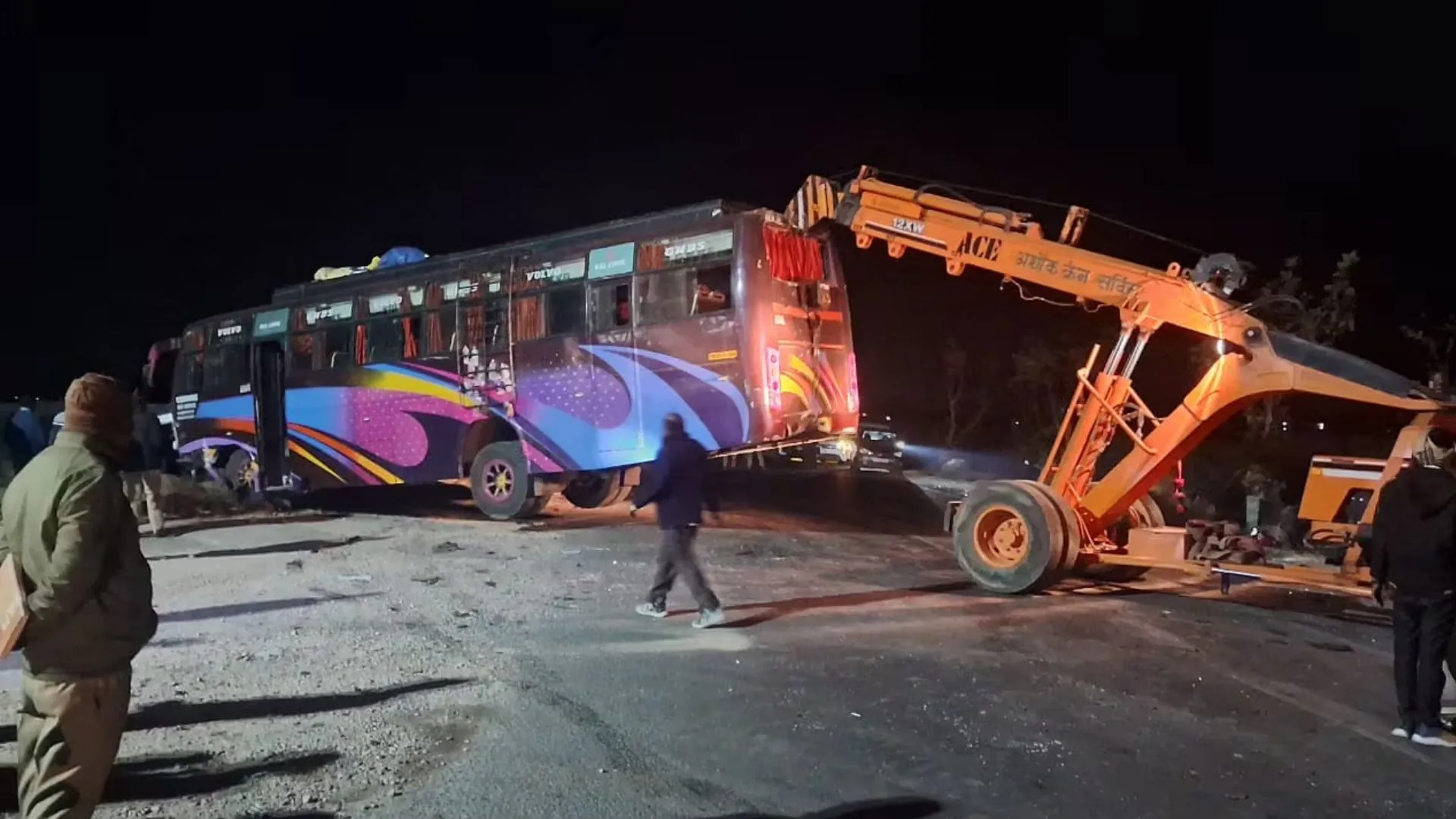 10 Dead, 9 Injured Die as Car Crashes into Bus on Prayagraj-Mirzapur Highway To Maha Kumbh