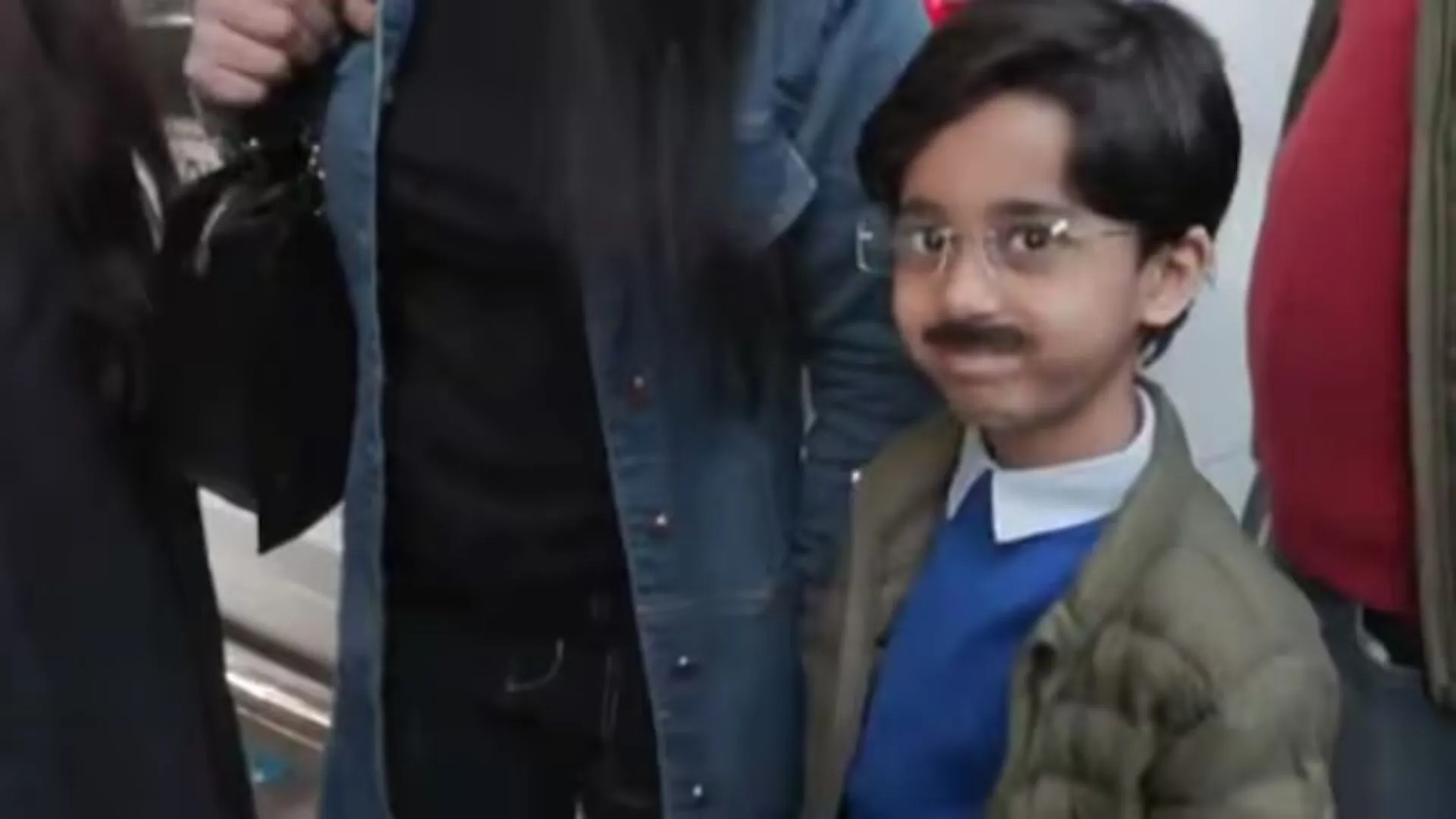 Kid Dressed as Kejriwal Visits Ex-CM’s Residence | WATCH