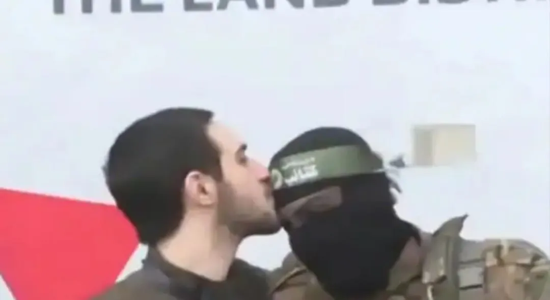 Israeli Hostage kissed 2 Hamas Members on Forehead | WATCH