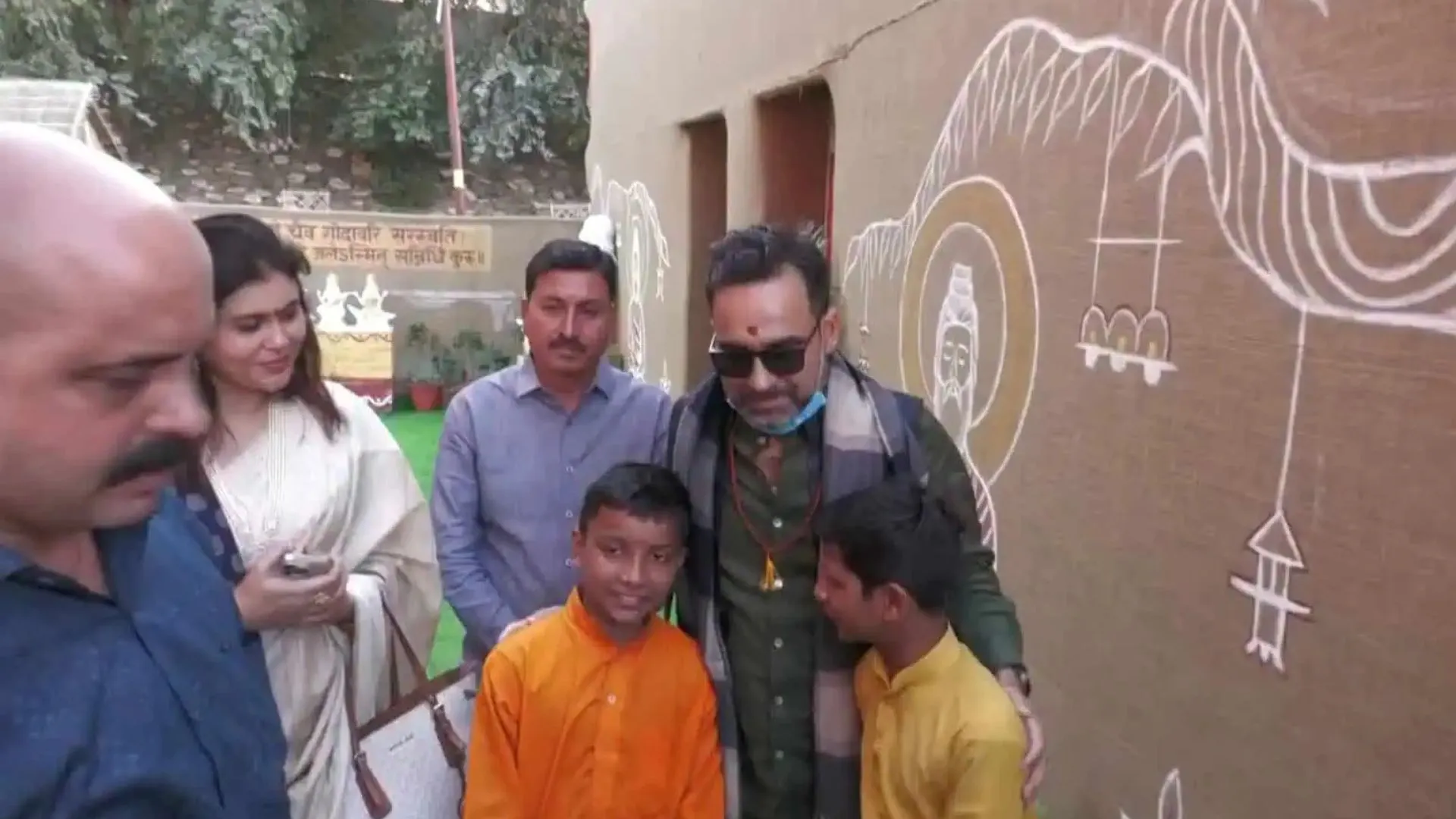 Pankaj Tripathi Visits Mahakumbh 2025 With Family, Takes Holy Dip and Poses for Selfies With Fans