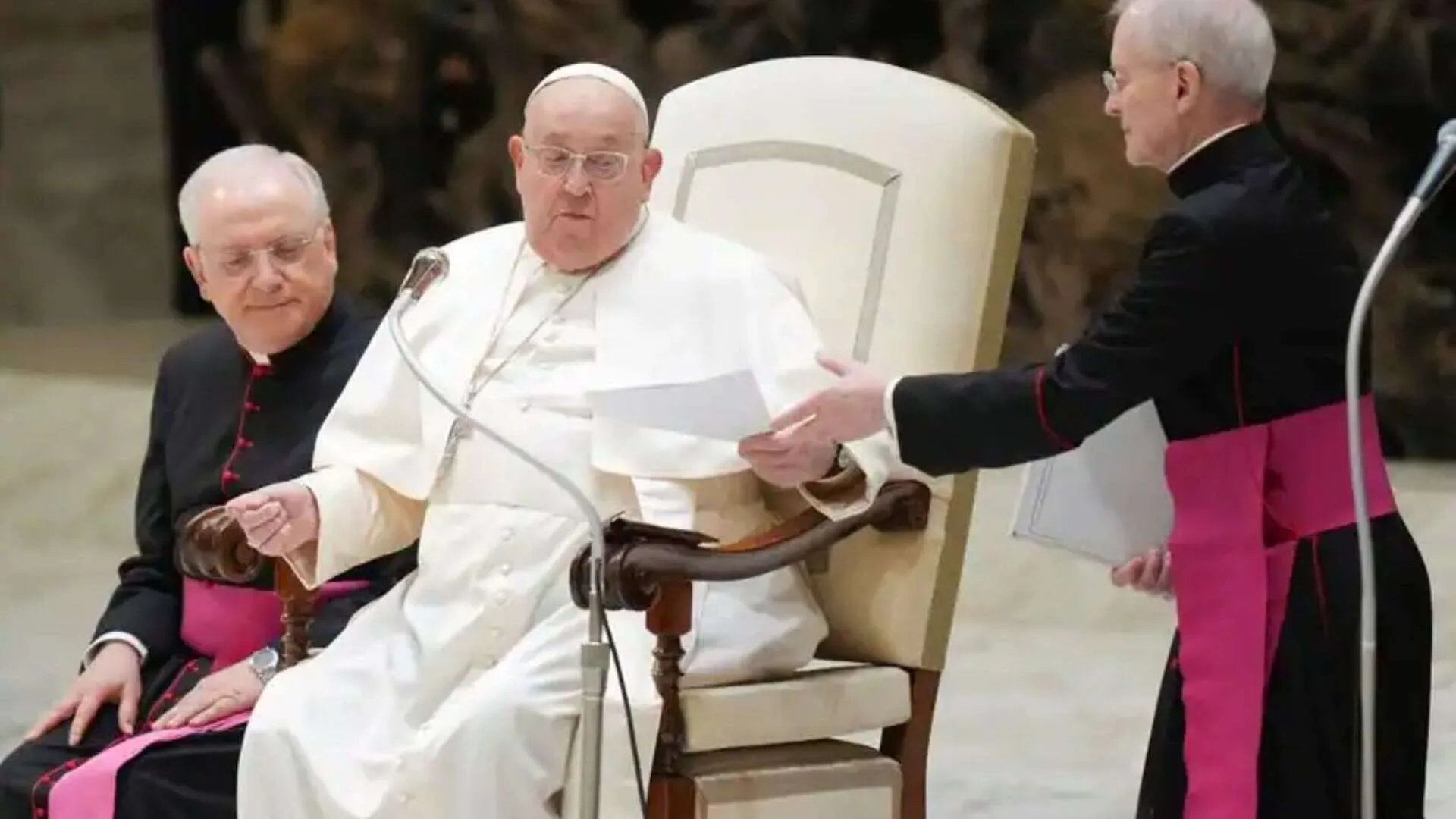 Pope Francis Admitted to Hospital for Bronchitis Treatment