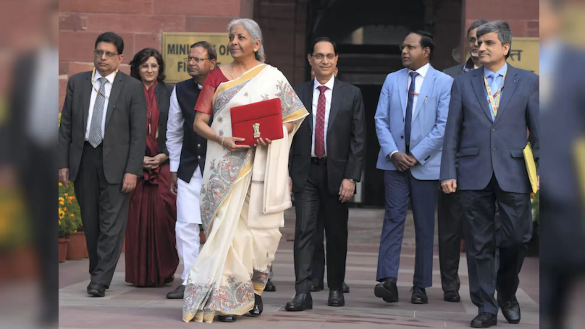 Union Budget 2025: FM Nirmala Sitharaman Dons Saree Honoring Madhubani Art, Gifted by Padma Awardee Dulari Devi