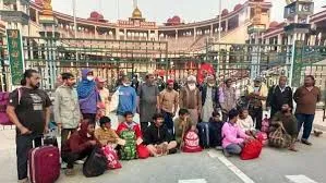22 Indian Fishermen Freed from Pakistan, Return via Attari