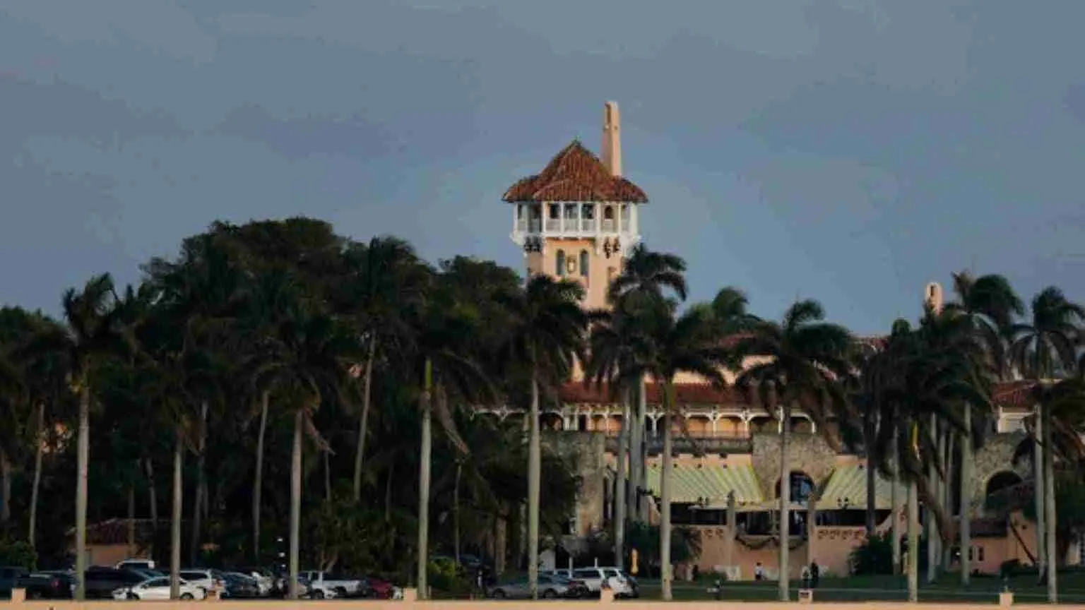 Airspace Intrusion Alert:3 Civilian Planes Over Trump’s Mar-a-Lago Spark F-16 Deployment!