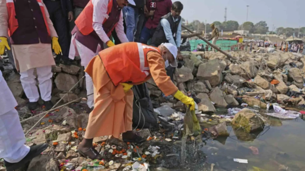 CM Yogi joining hands with sweepers in cleaning CM Yogi joining hands with sweepers in cleaning