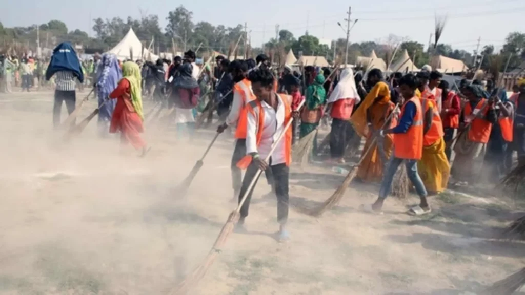 Cleaning-of-mela-area-underway-at-Sangam-banks Cleaning-of-mela-area-underway-at-Sangam-banks