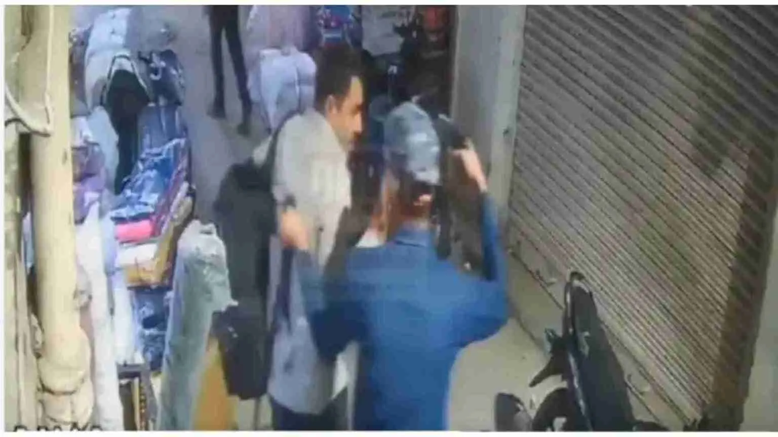 Delhi Crime: Rs 80 Lakh Robbery At Gunpoint In Broad Daylight | WATCH VIDEO
