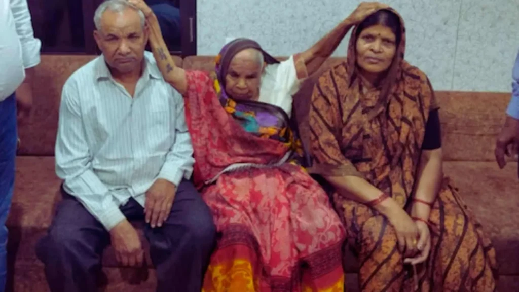 Elderly couple marries at old age home Elderly couple marries at old age home