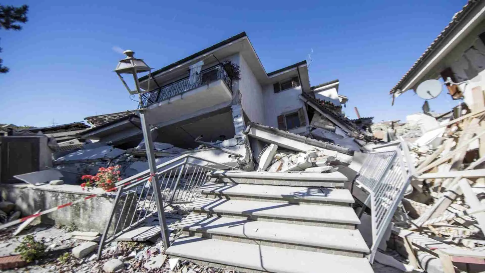 Italy Hit by Strongest Earthquake in 40 Years, Residents Flee Outdoors