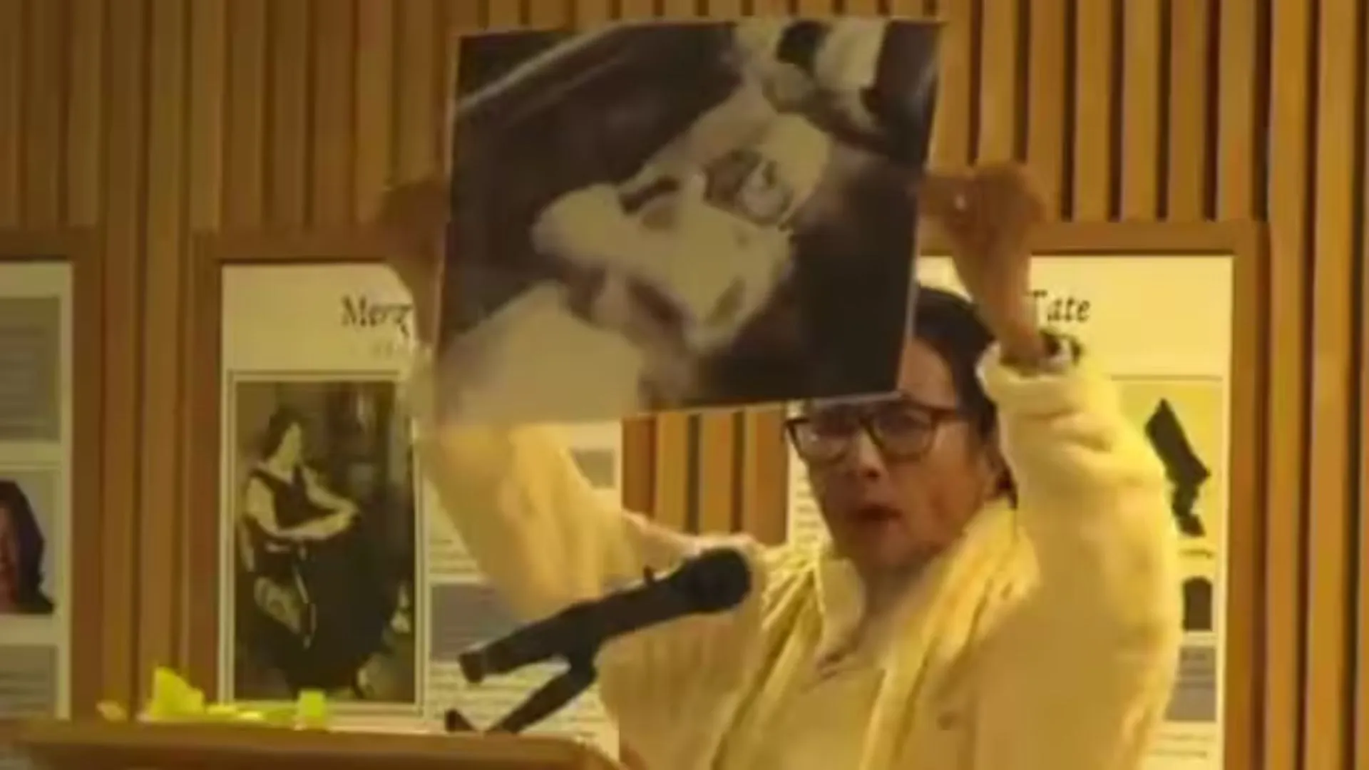 Mamata Banerjee Faces Protesters at Oxford Event, Responds by Displaying 1990s Attack Photo | WATCH