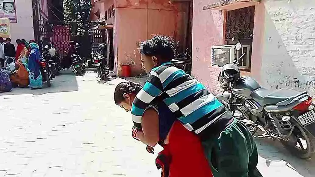 Must-See: Woman Carries Her Differently-Abled Husband to Raebareli Hospital On Shoulders | WATCH