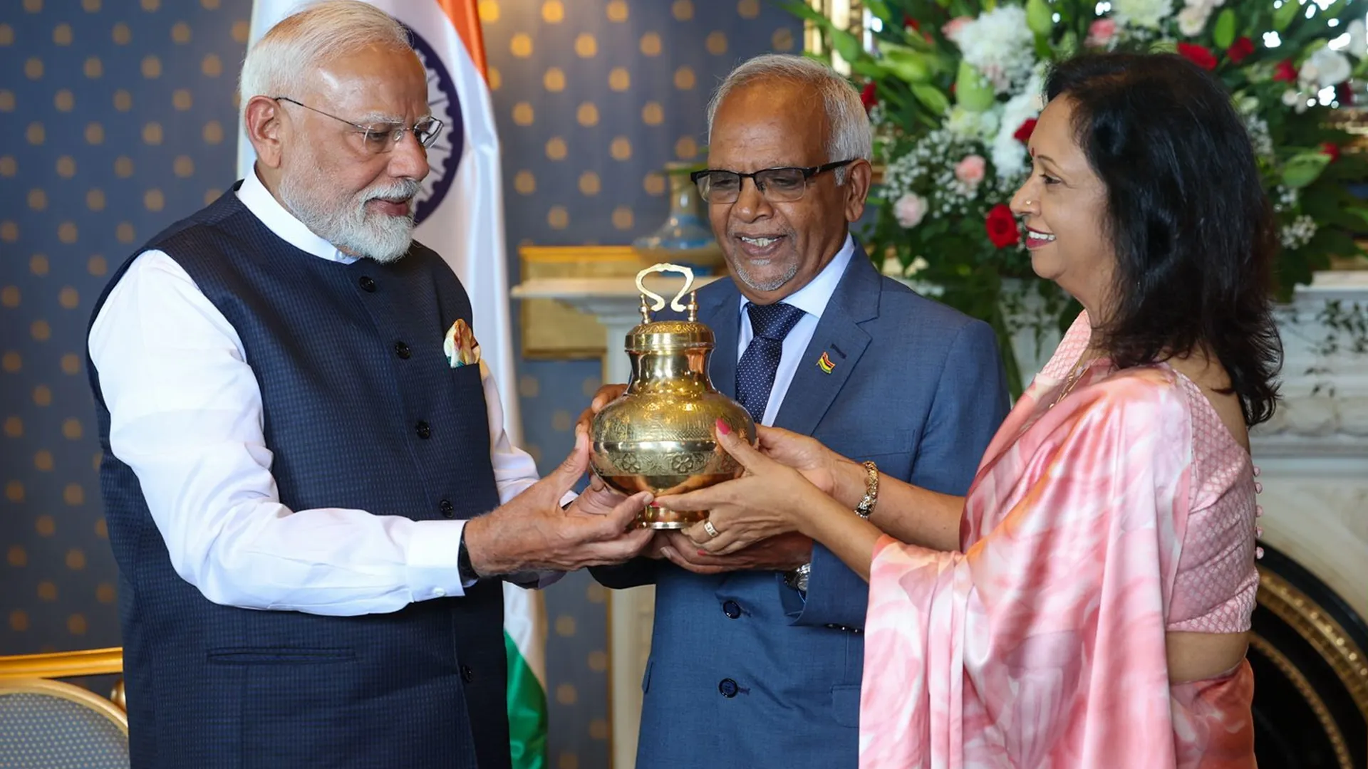 PM Modi Gifts Mauritius President Holy Sangam Water from Maha Kumbh, Bihar’s Makhana