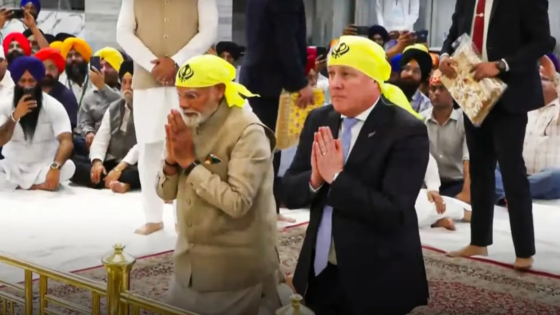 PM Modi and New Zealand PM Luxon Visit Gurudwara Rakabganj in Delhi | Watch