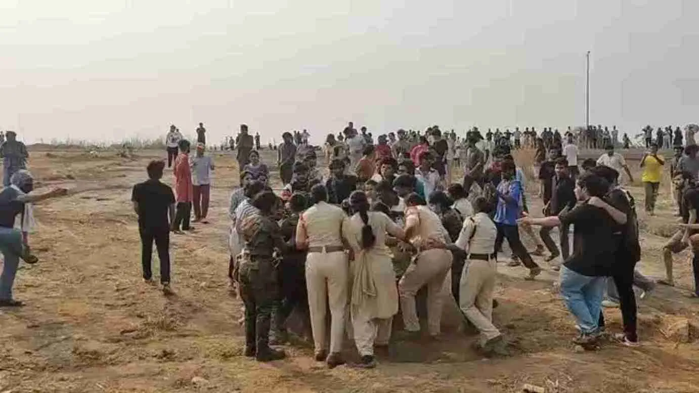Protest Turns Ugly: Hyderabad University Students Climb Bulldozers And Dragged | WATCH