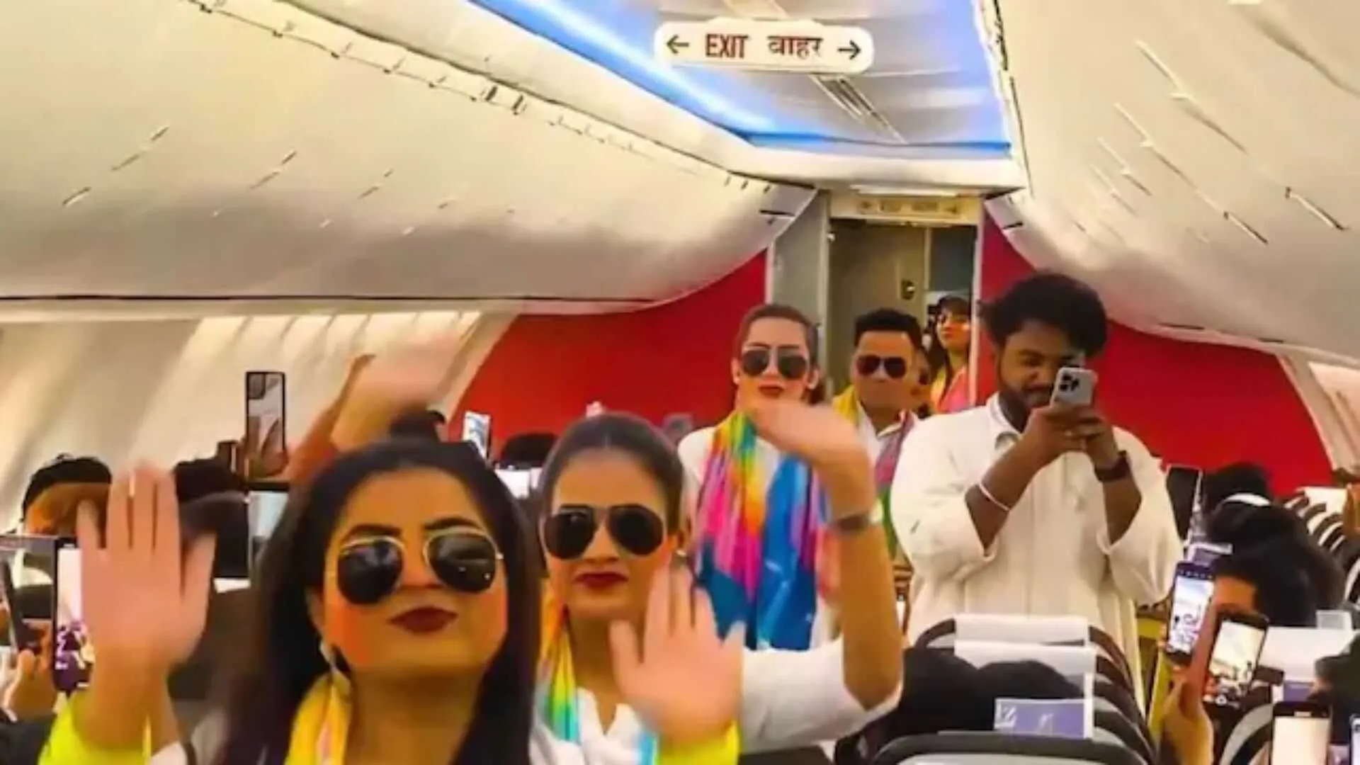 SpiceJet Crew’s Holi Flashmob on Packed Flight Features ‘Balam Pichkari’ | Watch