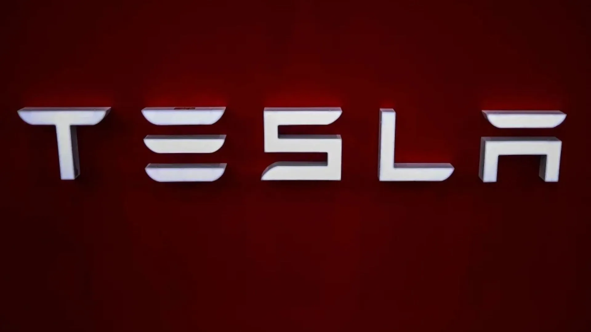 Tesla’s Europe Sales Plunge 45% as Musk’s Ties to Trump Spark Controversy