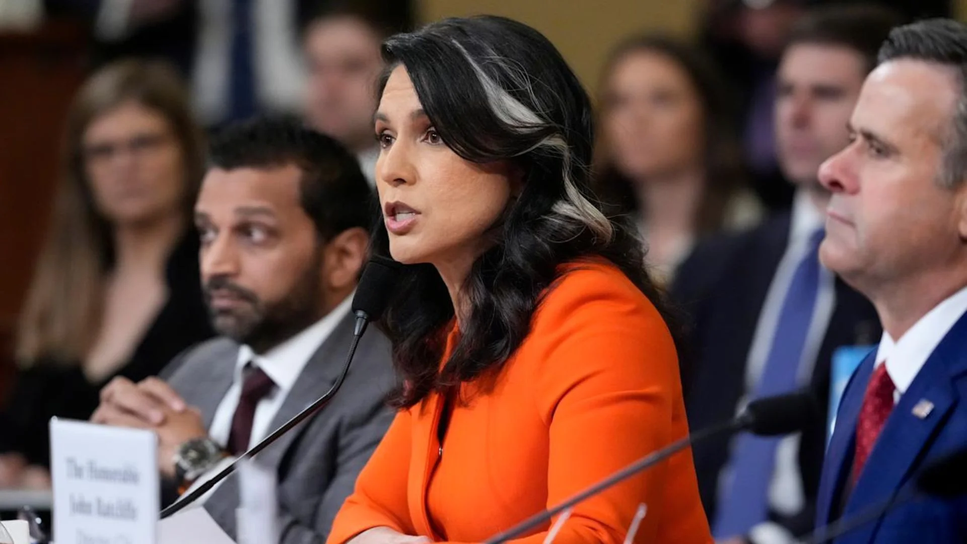 Tulsi Gabbard Shocks Congress: “Signal Comes Pre-Installed” On US Government Devices