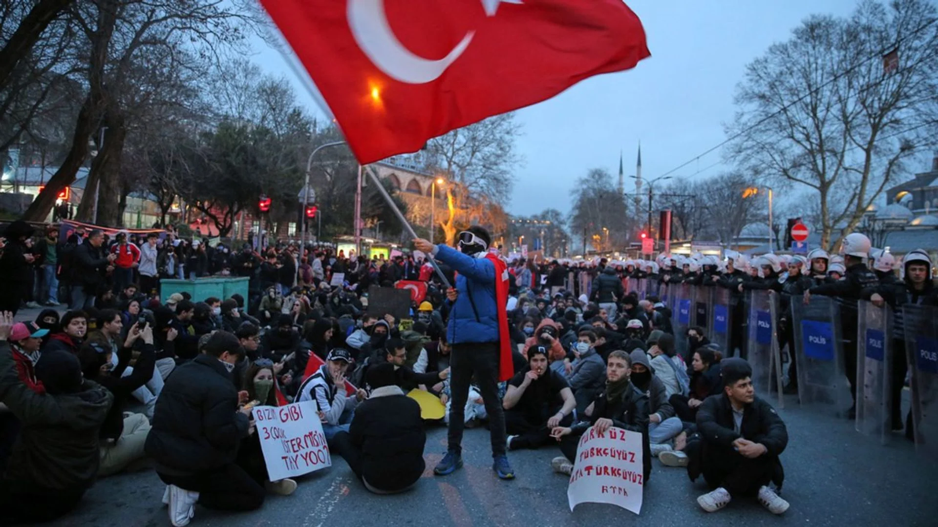 Turkish Opposition Rallies For Early Elections, Imamoglu’s Release, A Battle For Democracy