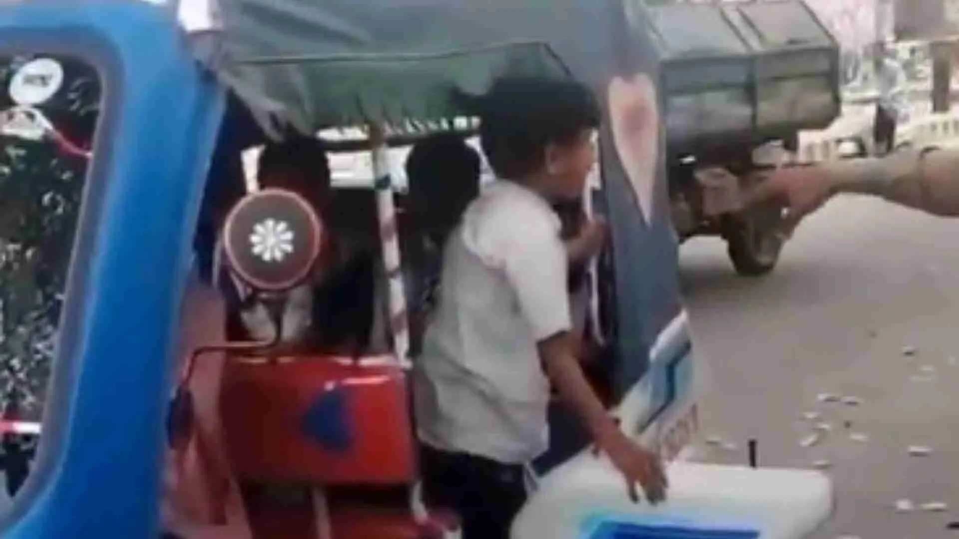 UP’s Road Nightmare: Auto Carrying 14 Schoolkids In Jhansi | WATCH