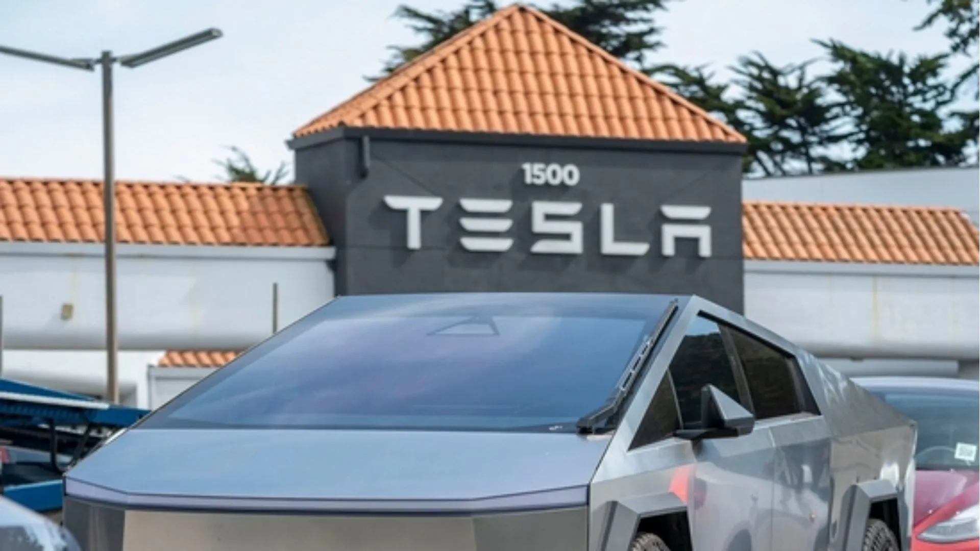 Woman and Kids Admires Tesla Cybertruck Amid Vandalism Reports | VIRAL VIDEO