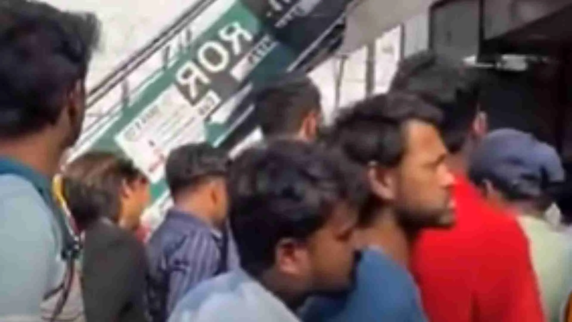 ‘Buy 1 Get 1’ Liquor Stores Offer: Noida Theka Witness Crowds Chase For BOGO Deals | WATCH