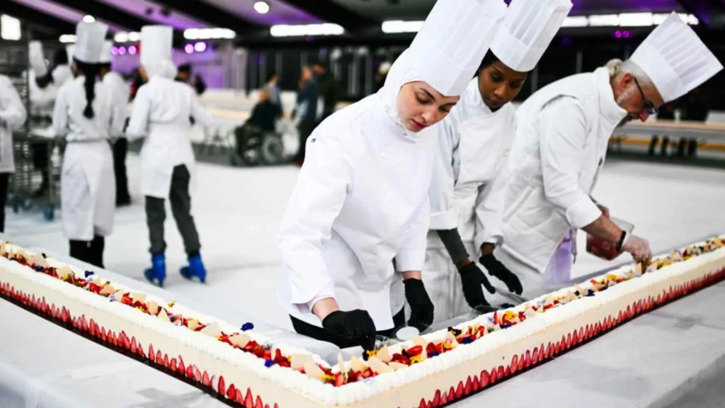 121-Meter Long Strawberry Cake 121-Meter Long Strawberry Cake