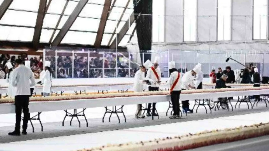 121-Meter Long Strawberry Cake 121-Meter Long Strawberry Cake