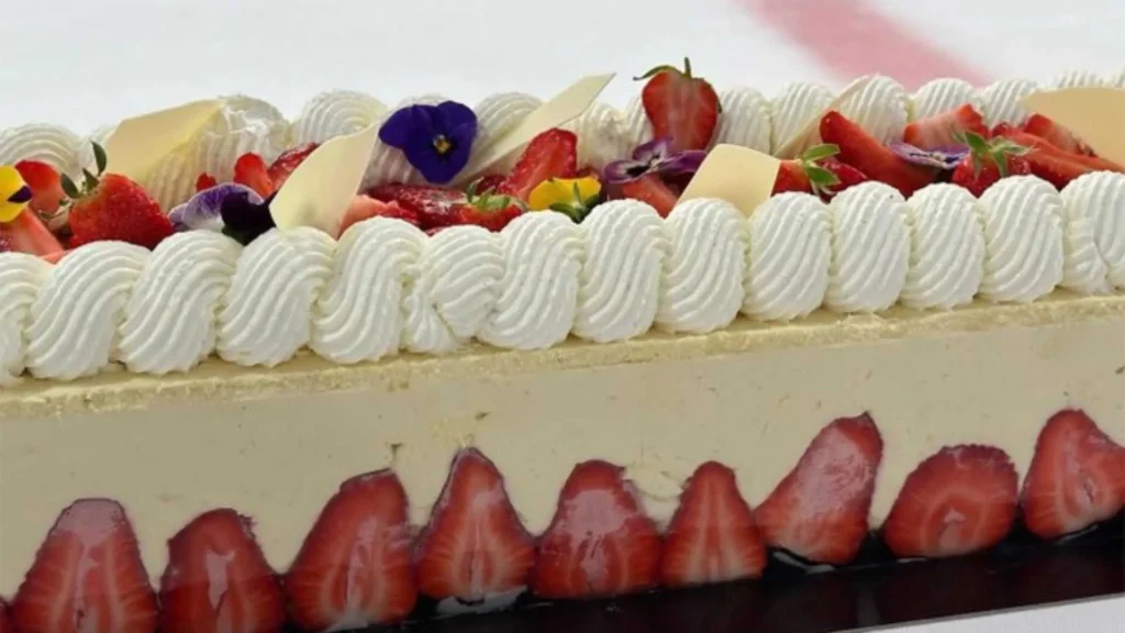 121-Meter Long Strawberry Cake 121-Meter Long Strawberry Cake