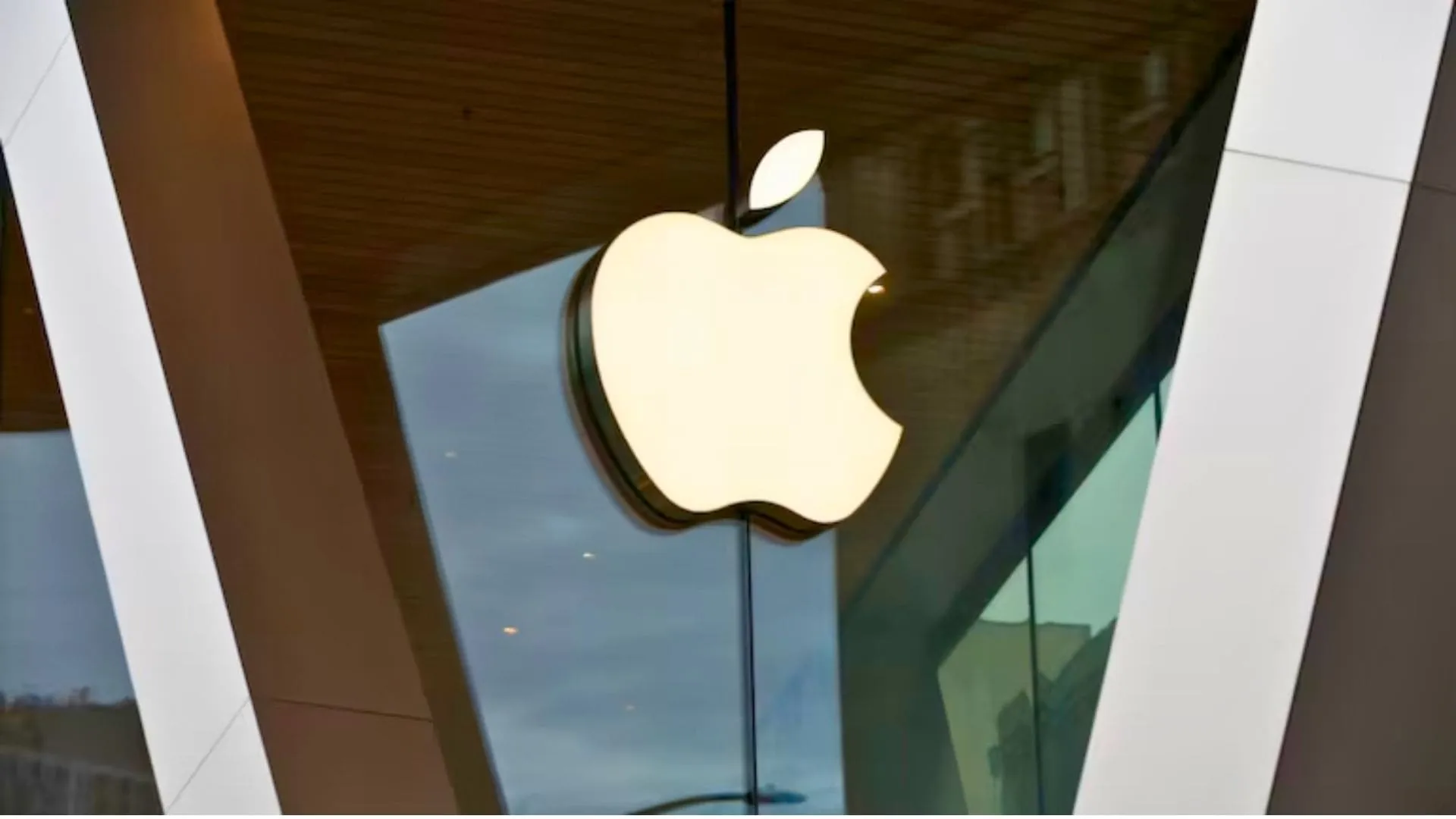 Apple Scraps Anti-Reflective Display Coating for iPhone 17 Pro Models