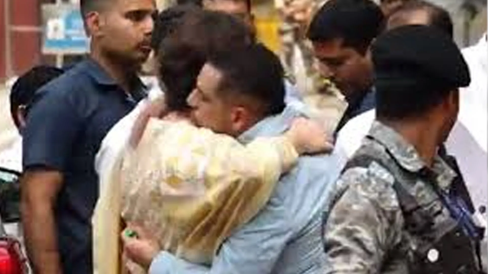 Emotional Hug Before ED Grilling: Priyanka Gandhi Drops Off Robert Vadra on Day 2