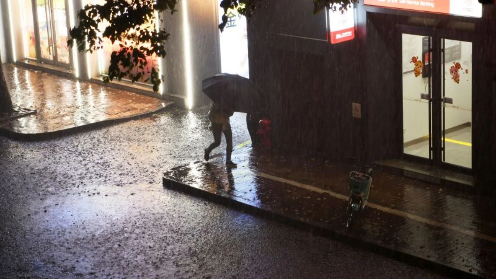 China Shuts Down Cities Amid Winds Strong Enough To Sweep Away Anyone Under 50kg