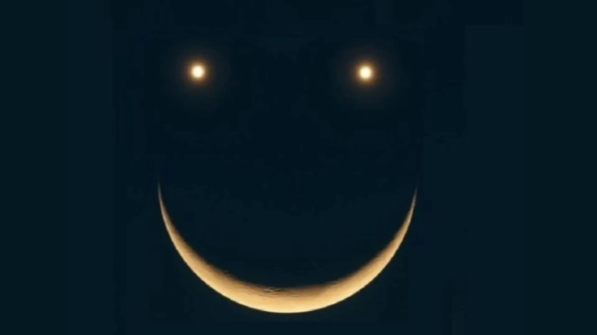 Venus, Saturn and Moon Form a Cosmic Smiley Face in Sky