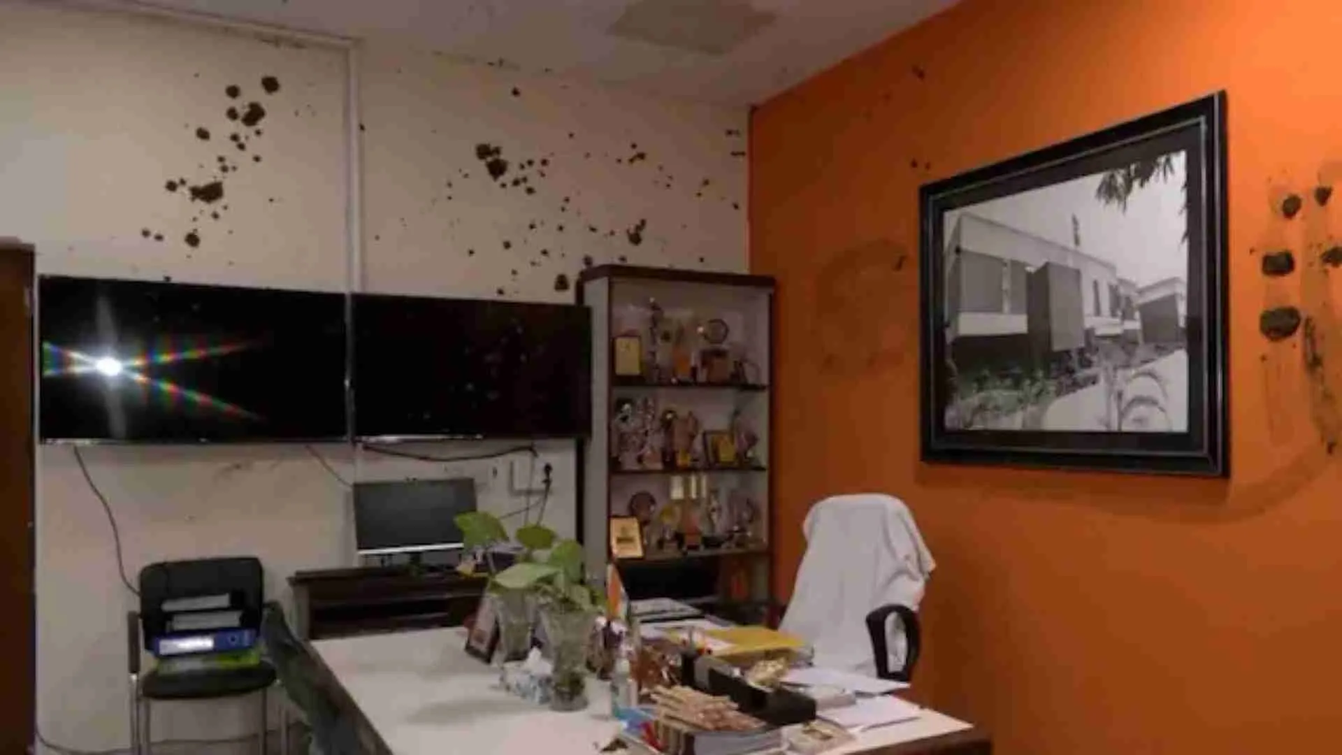 Cow Dung Smear On DU College Principal’s Office Wall By DUSU President | WATCH