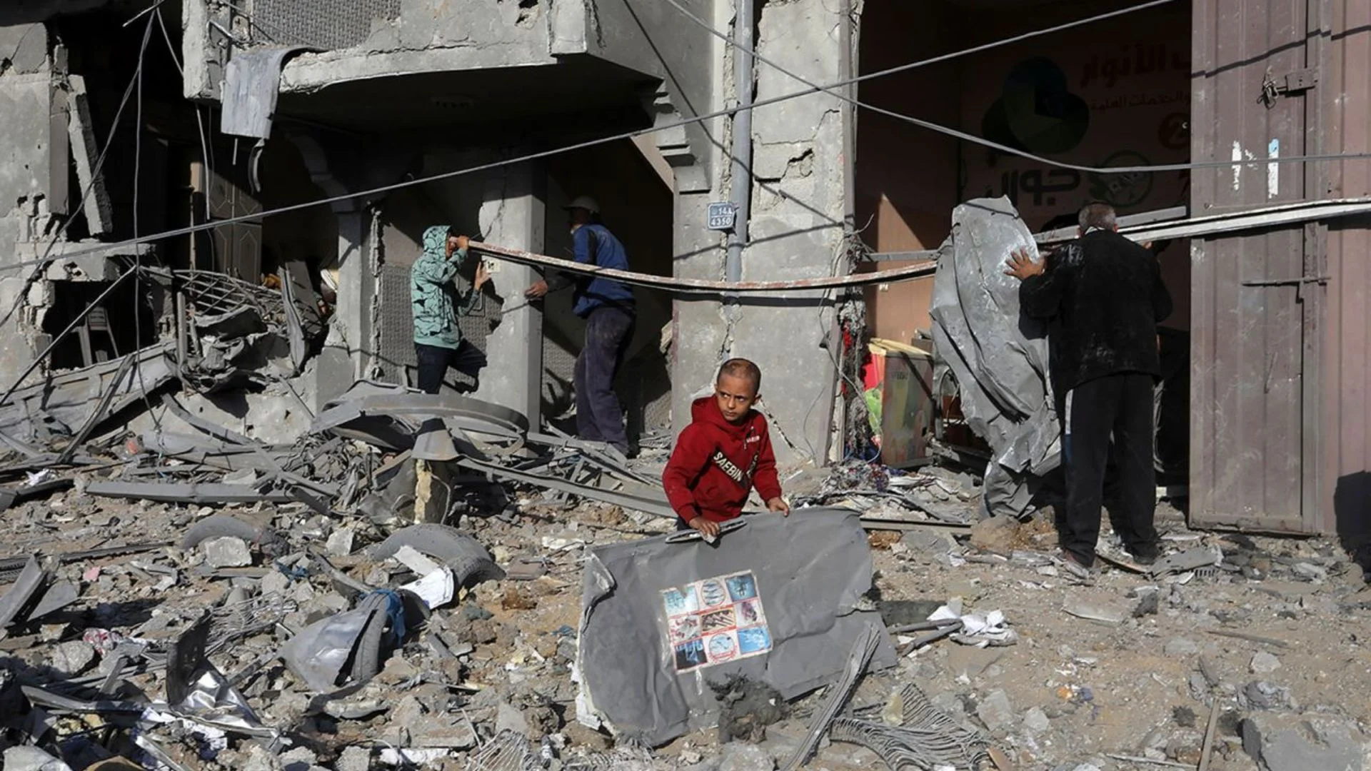 72 Killed In Gaza Strikes As Desperate Residents Dig Through Rubble Barehanded