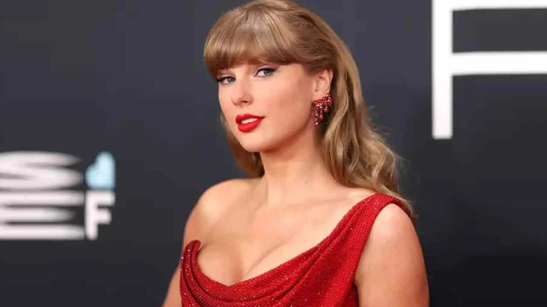Grok AI Calls Taylor Swift a ‘Third Grade Patrakaar’ in Odd Response to Priyanka Chaturvedi’s Post