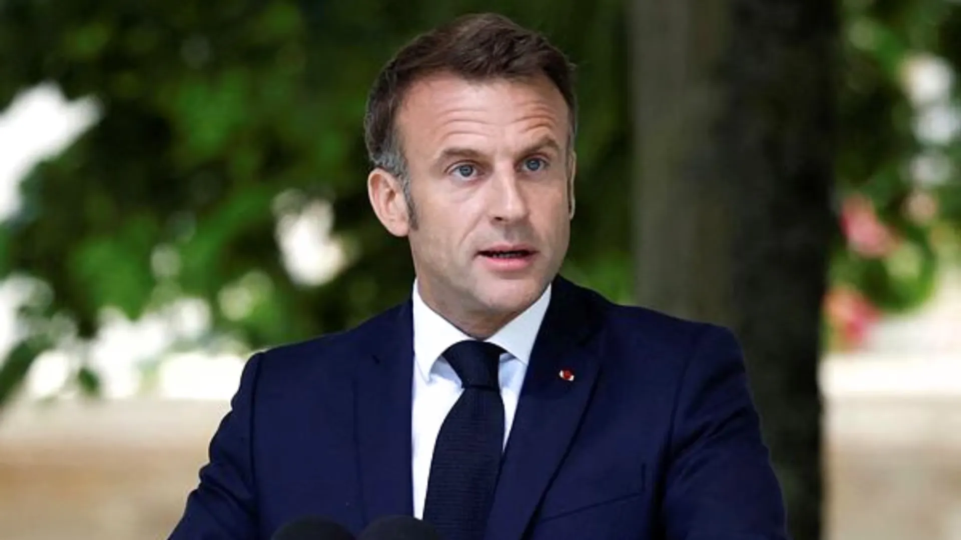 Macron Urges EU to Halt Investments Amid US Tariff Dispute