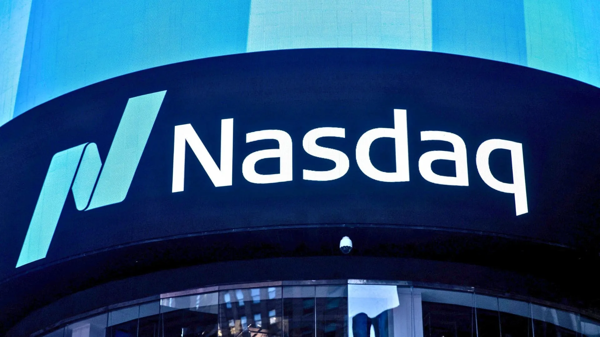 Nasdaq Falls 12%: Trump’s Return Fuels Inflation and Trade Fears