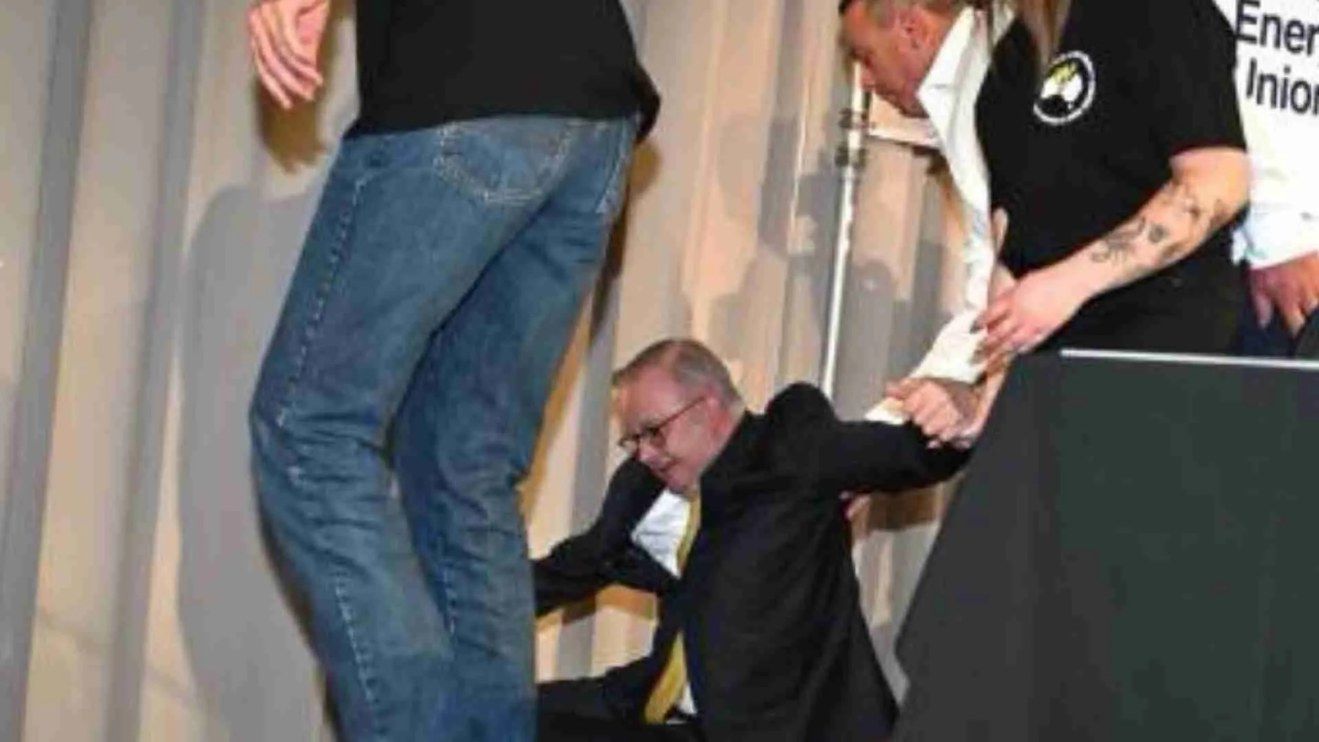 Oops! Australian PM Albanese Falls Off Stage Mid-Campaign | WATCH