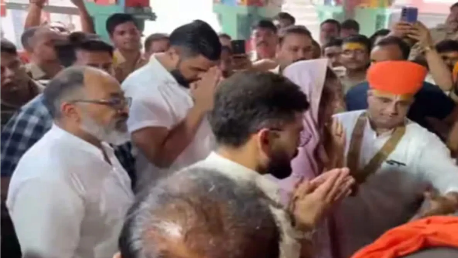 Anushka Sharma and Virat Kohli Visit Hanuman Garhi Temple in Ayodhya | Watch