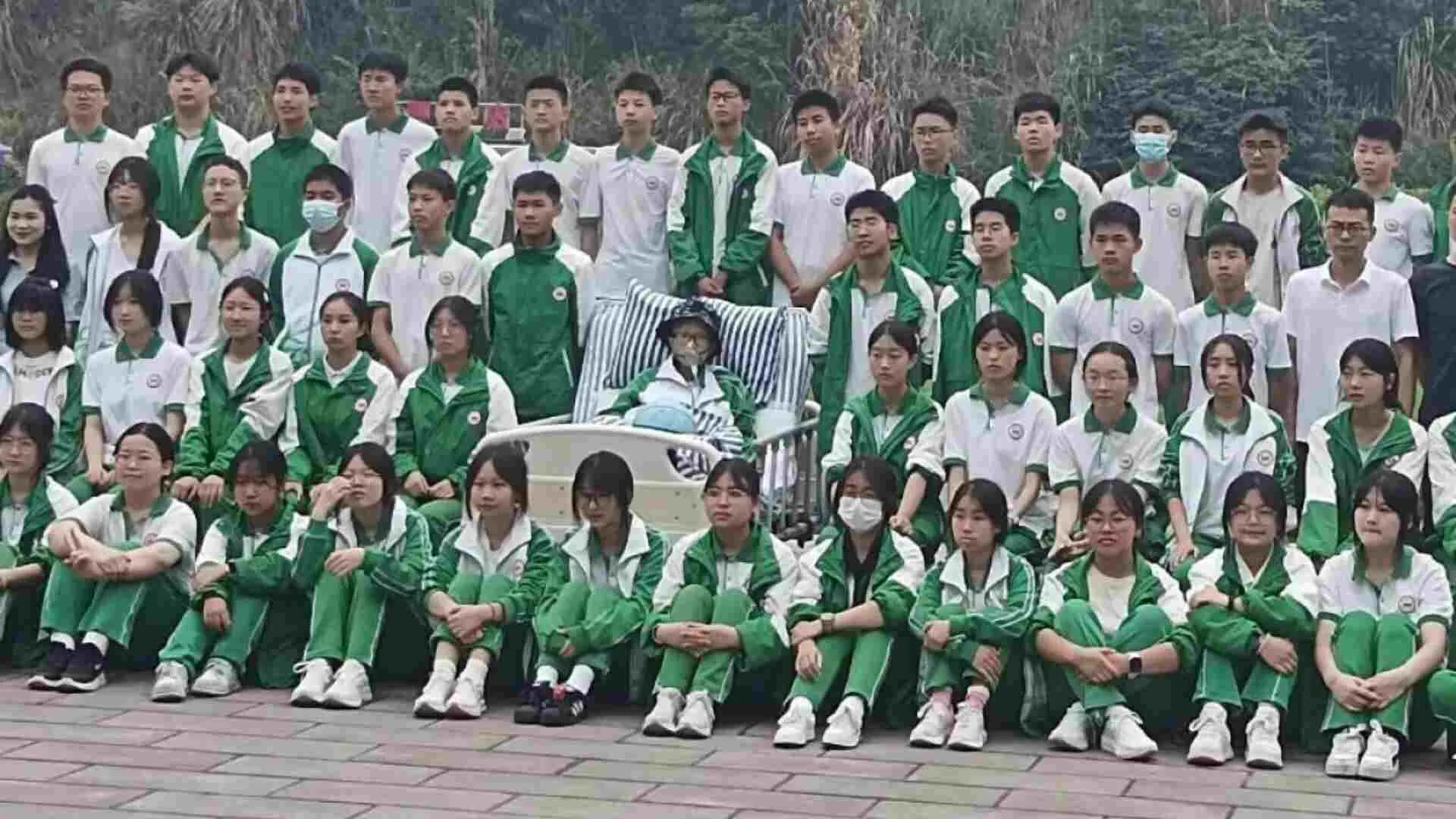 Chinese Students Walk 2 km for Final Graduation Photo with Dying Classmate