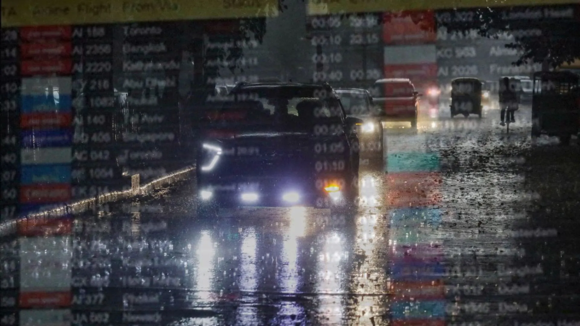 Heavy Rain and Hailstorm in Delhi Disrupt Air Traffic, 10 Flights Diverted and 50 Delayed