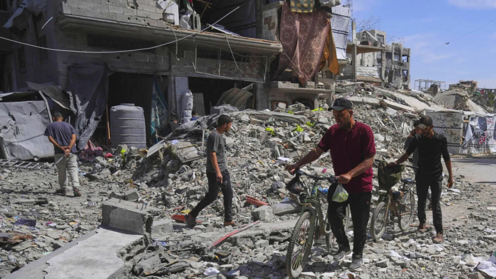 Israeli Airstrikes Kill Over 70 in Gaza as Trump Leaves West Asia Without Truce Plan