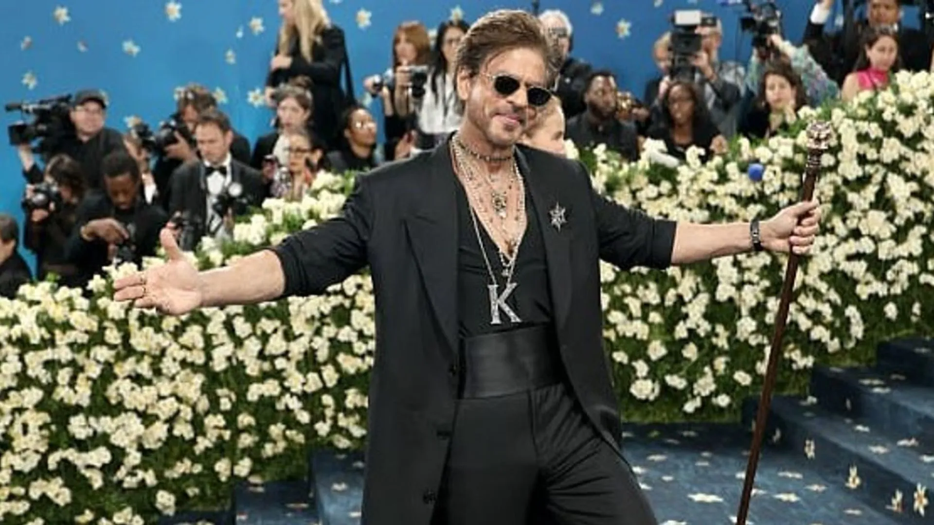 Met Gala 2025: Internet Melts Over SRK’s Viral Red Carpet Introduction | Watch