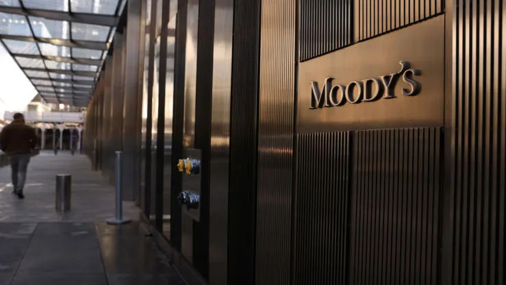 Moody’s Cuts US Rating to Aa1, Cites Debt and Governance Issues