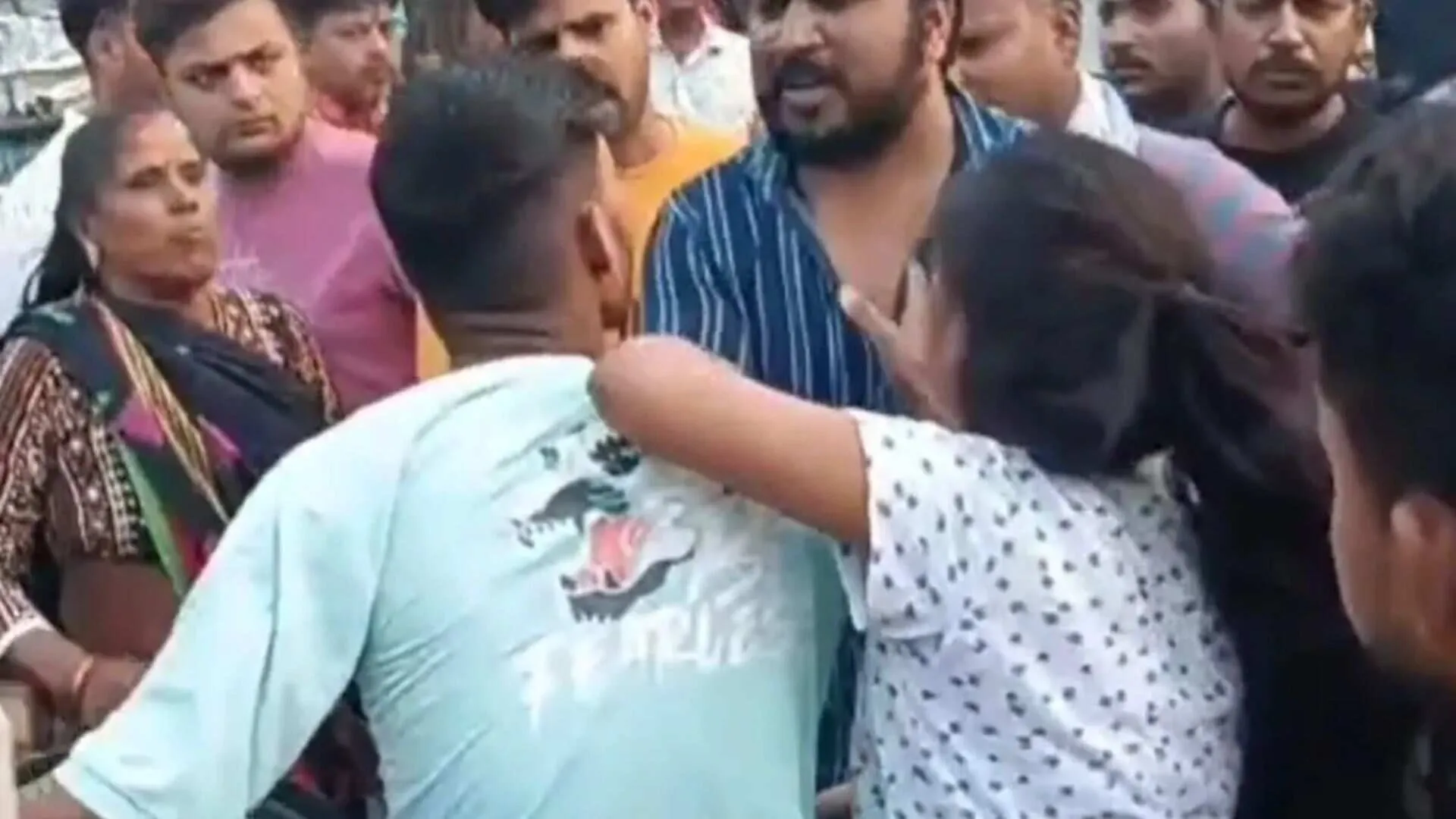 Parents Catch Son and Girlfriend on Chowmin Date, ‘Chappal’ Received Successfully | WATCH