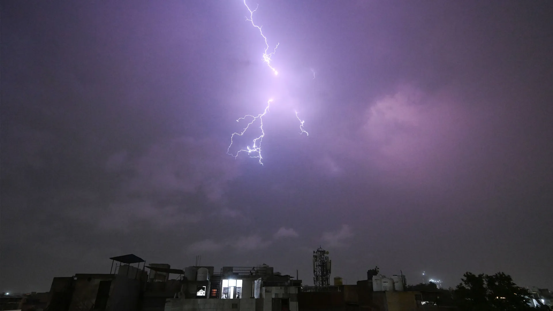 Delhi-NCR Hit by Heavy Rains and Gusty Winds Following IMD Warning | Watch