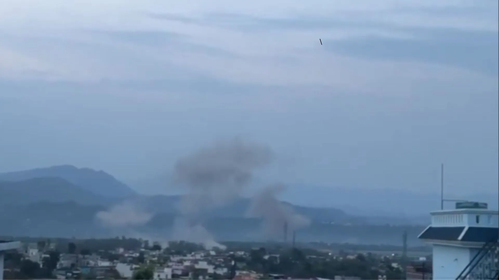 Sirens Wail, Explosions Heard as Akhnoor Faces Blackout in J-K | Watch