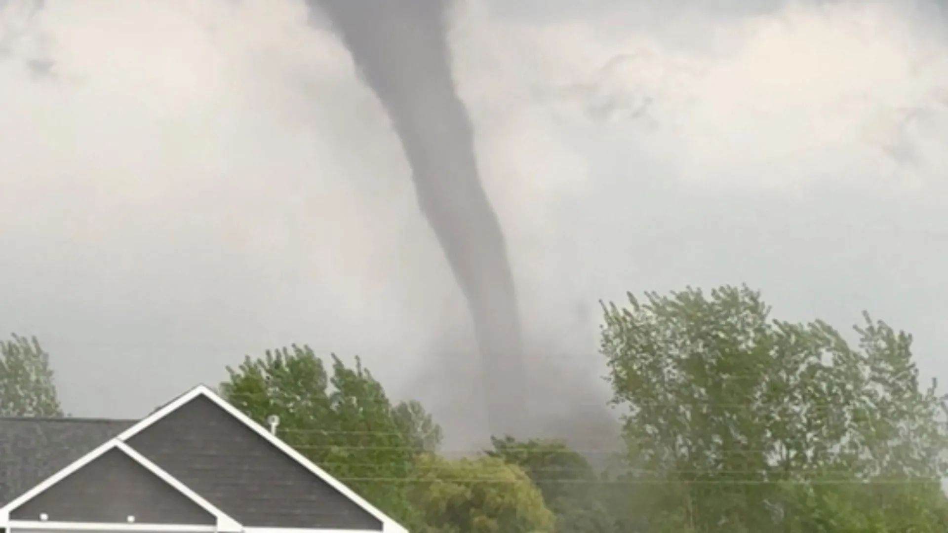 Tornado Hits Somerset: Damage to US 27, Baxter’s Coffee, and Church | VIDEO