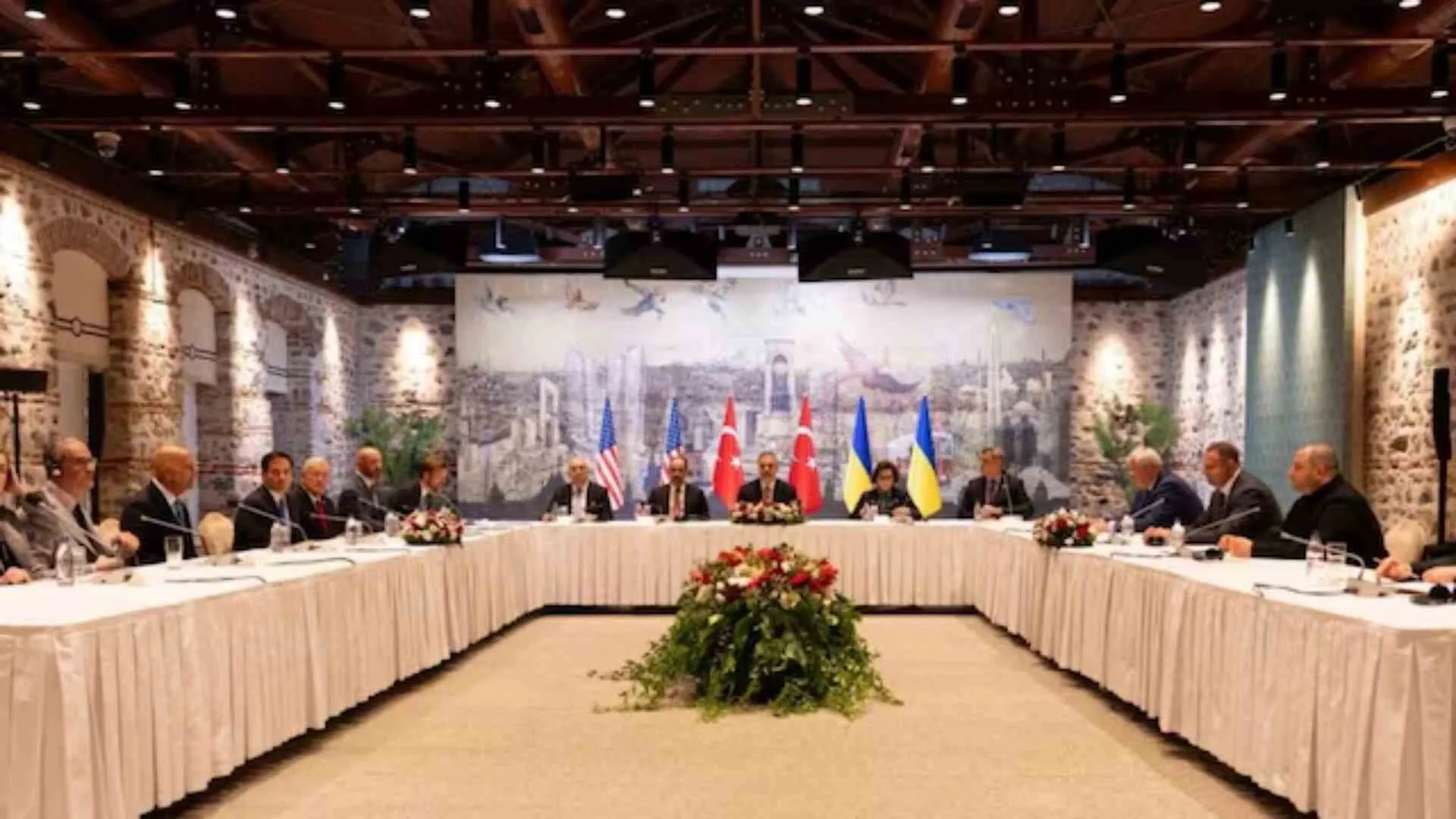 U.S., Turkey, Ukraine Huddle in Istanbul Ahead of Key Peace Talks