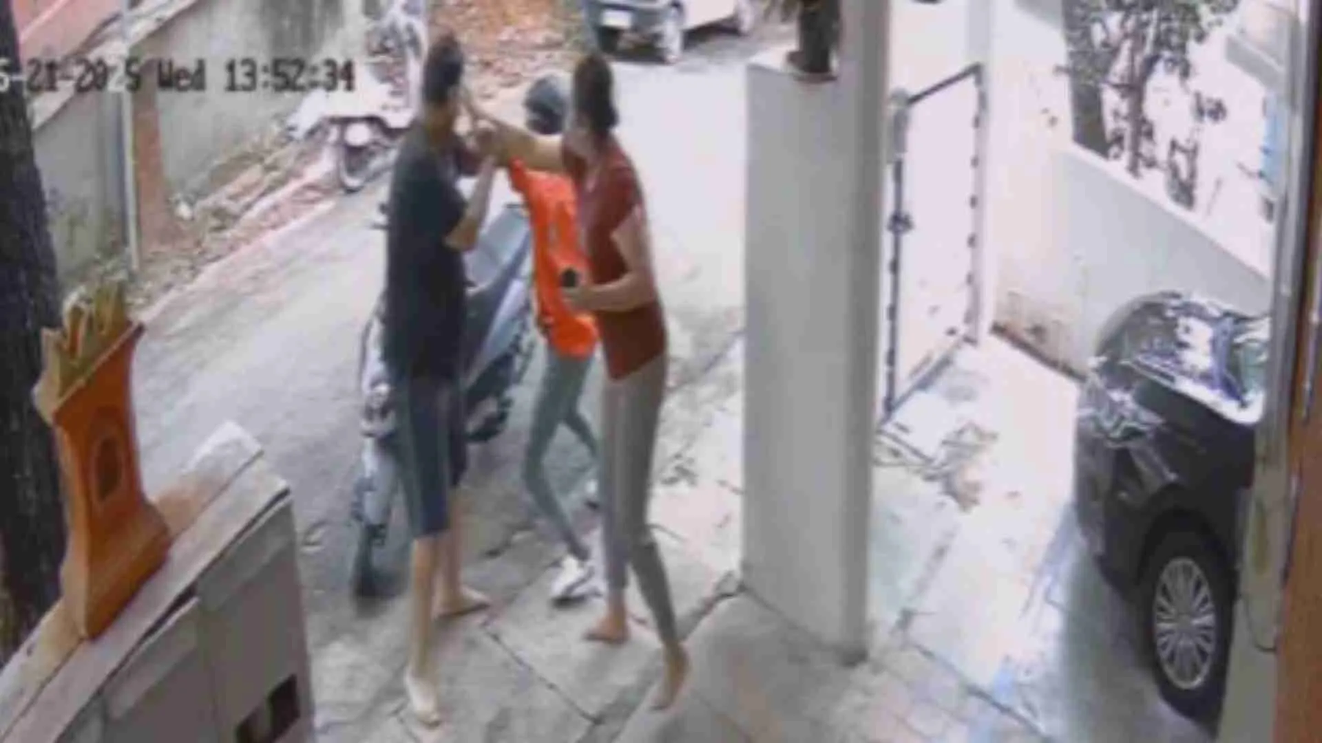Zepto Delivery Boy Gives Punches On Head And Assaults Customer Leads To Skull Fracture | WATCH